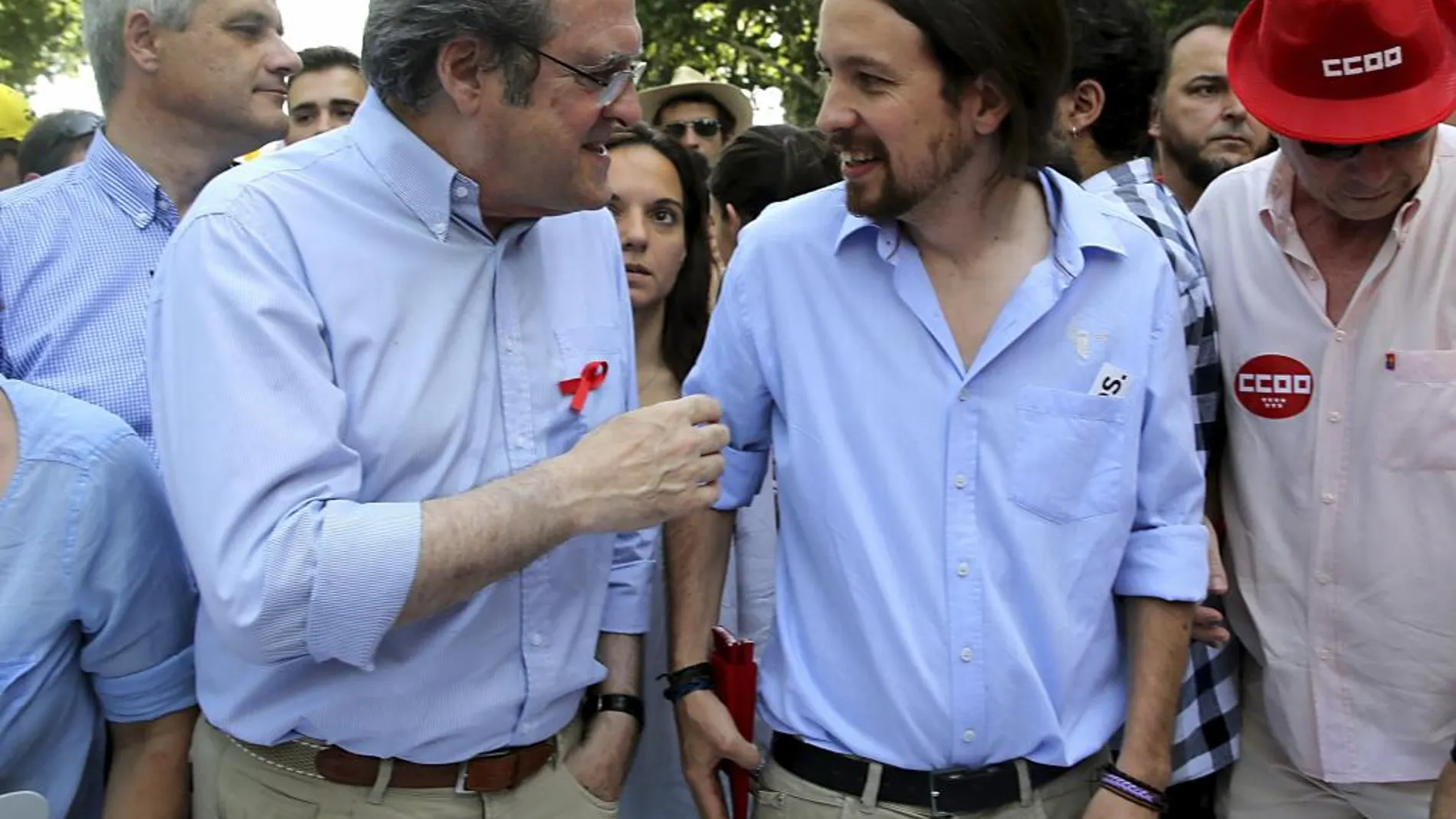Iglesias y Gabilondo charlan durante un desfile del Orgullo Gay