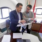 El portavoz del PP, Juan Ignacio Zoido, y Gregorio Serrano estudian las cuentas