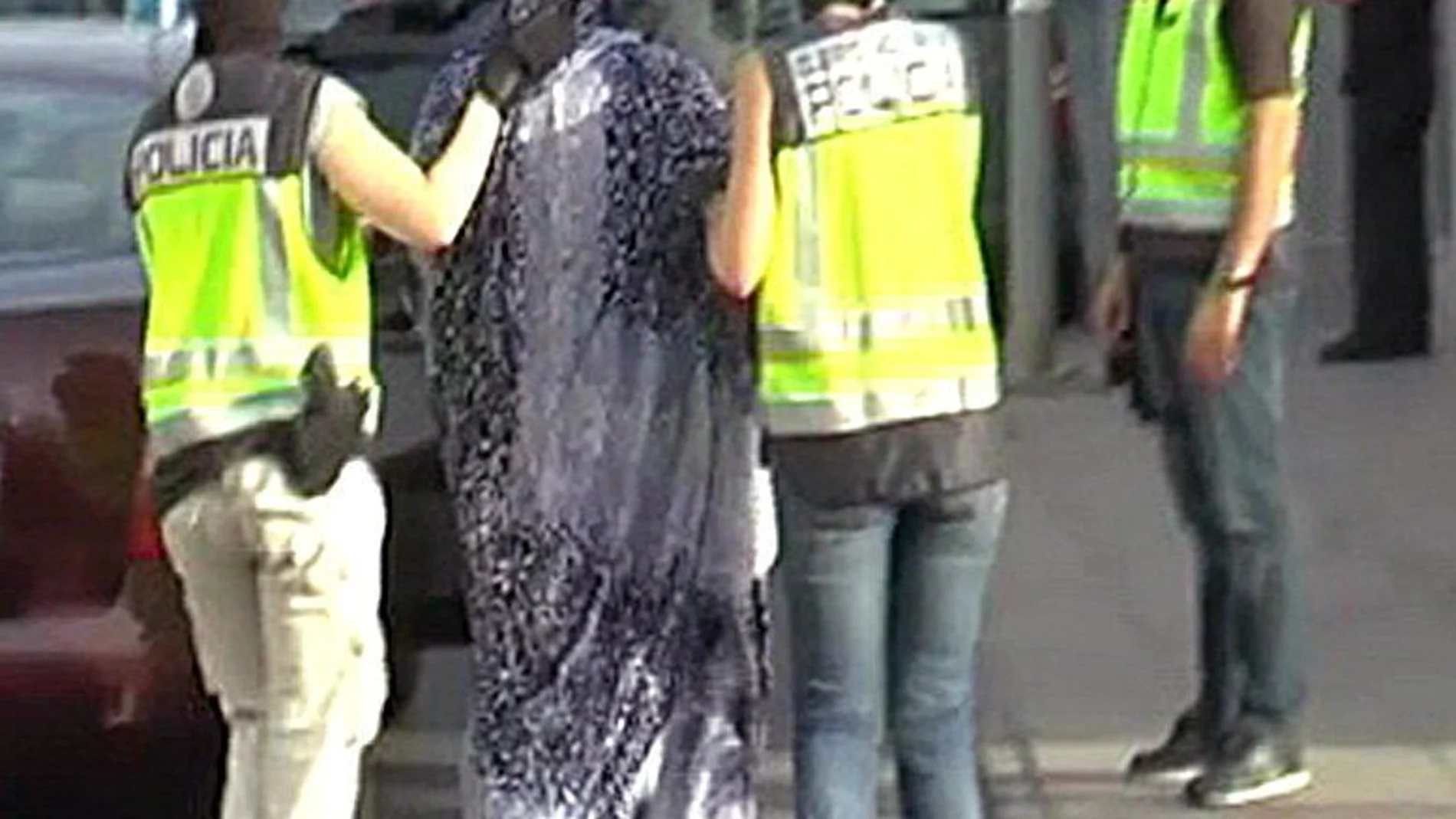 Fotografía extraída del vídeo facilitado por la Policía Nacional de la detención de la mujer en Lanzarote.
