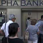 Colas en los cajeros de Alpha Bank en Atenas