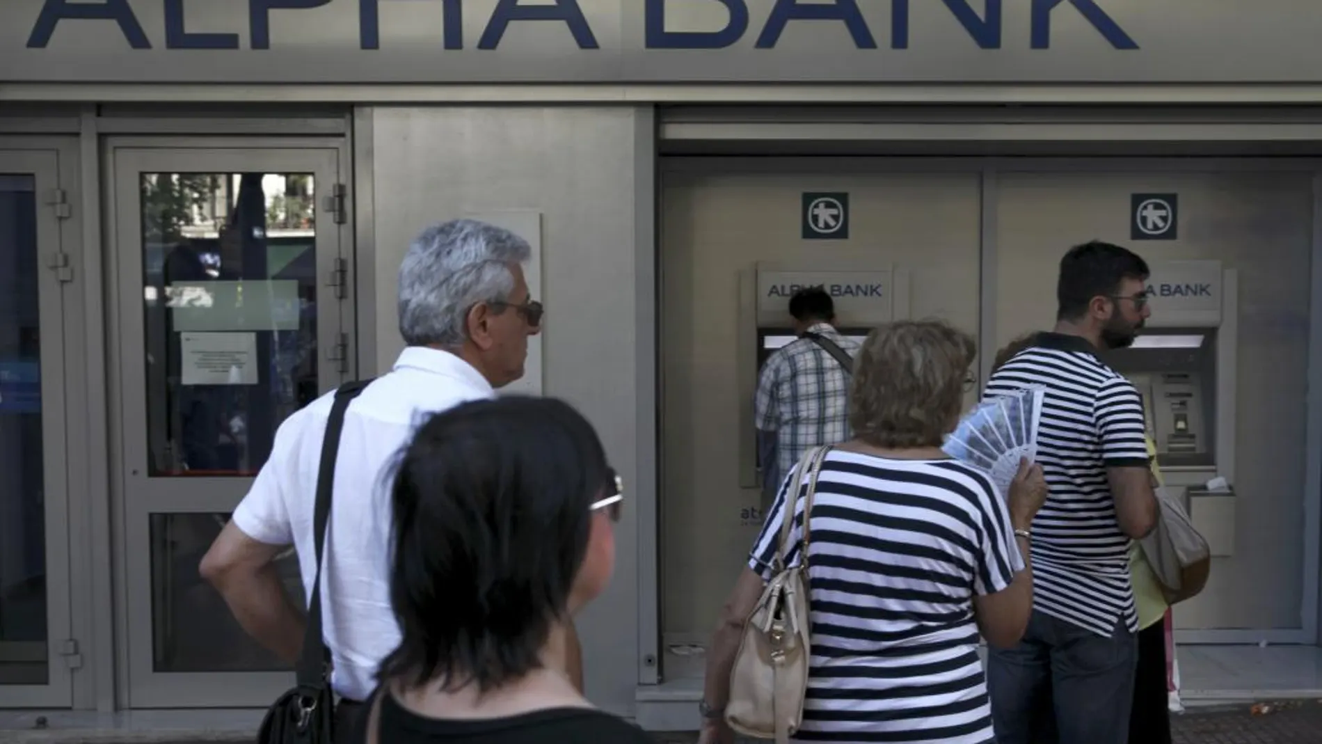 Colas en los cajeros de Alpha Bank en Atenas