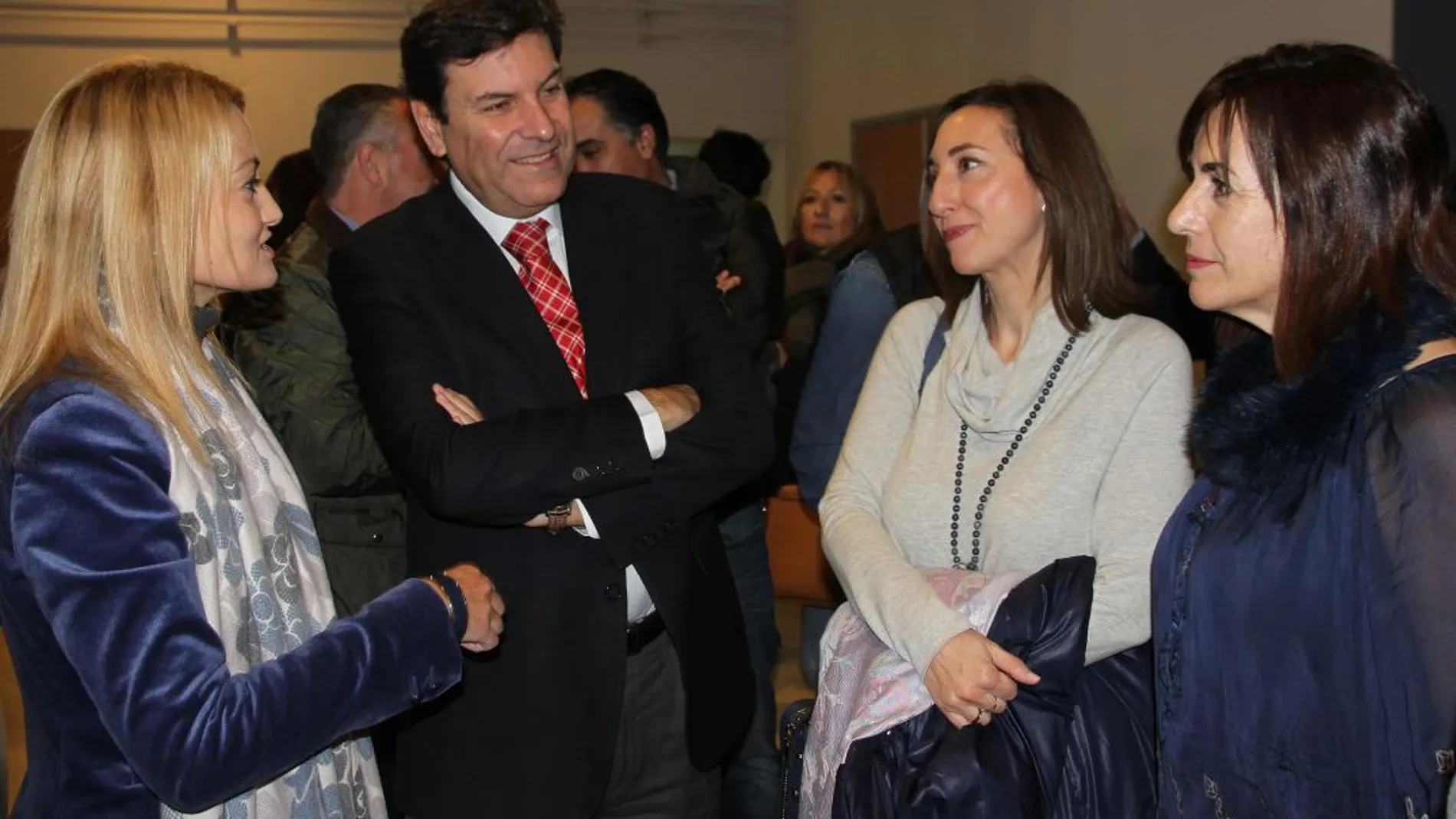 El consejero de Empleo, Carlos Fernández Carriedo, conversa con mujeres que trabajan en el sector agrario de Castilla y León