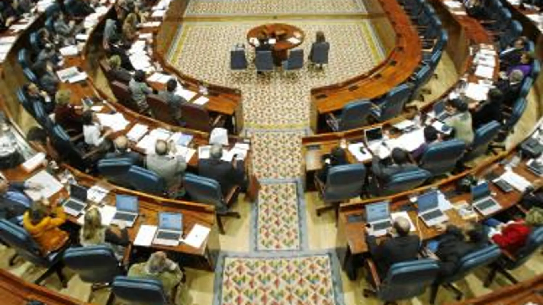 Los diputados quieren que pasen por la Cámara responsables de todas las redes sociales