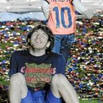 Messi, con su sobrino detrás, celebra el título de Liga del Barcelona sobre el césped del Camp Nou
