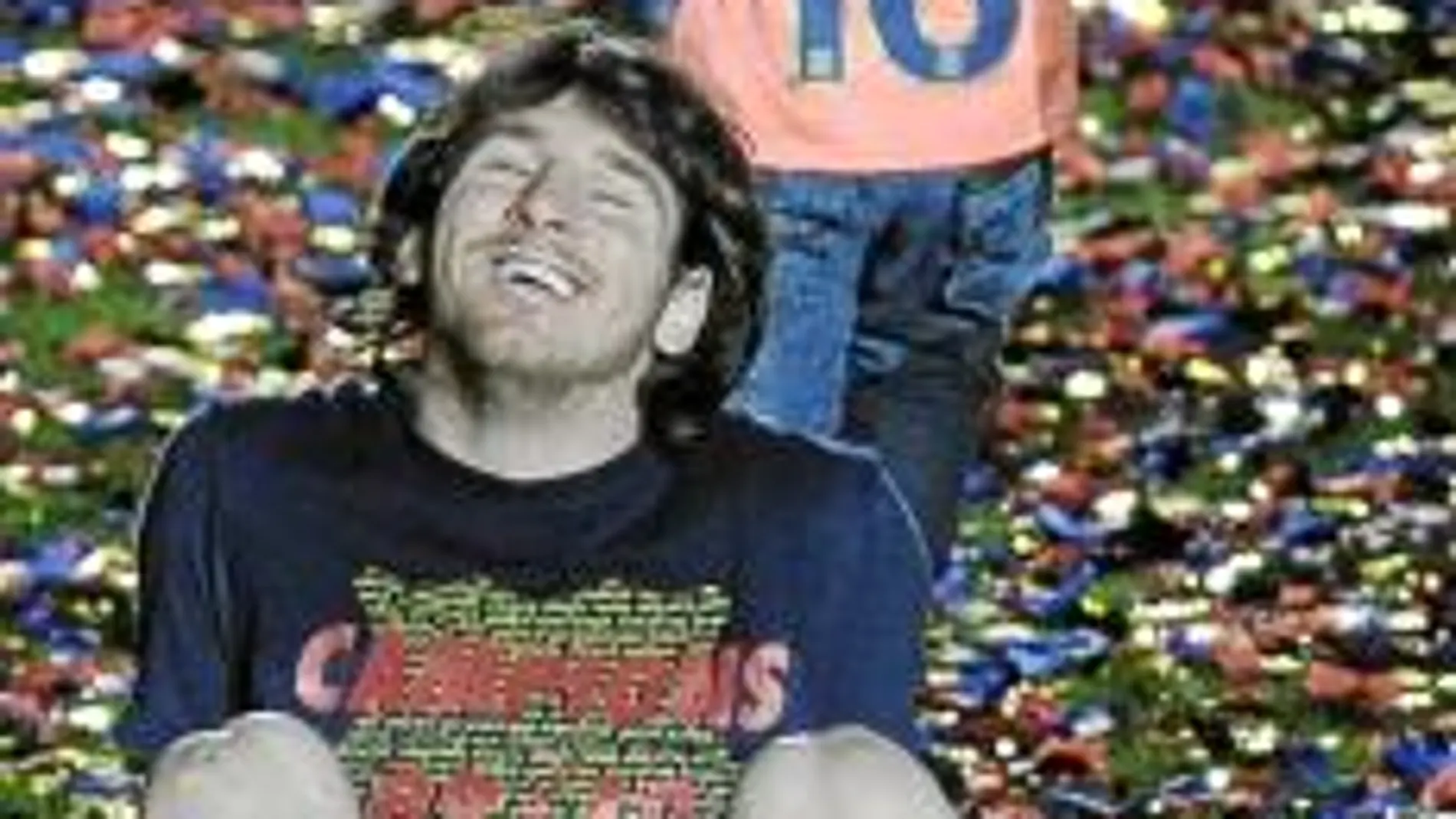 Messi, con su sobrino detrás, celebra el título de Liga del Barcelona sobre el césped del Camp Nou