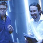 Íñigo Errejón y Pablo Iglesias, estrategas principales de Podemos, en un ascensor del Congreso tras hacer pública su «oferta» a Pedro Sánchez
