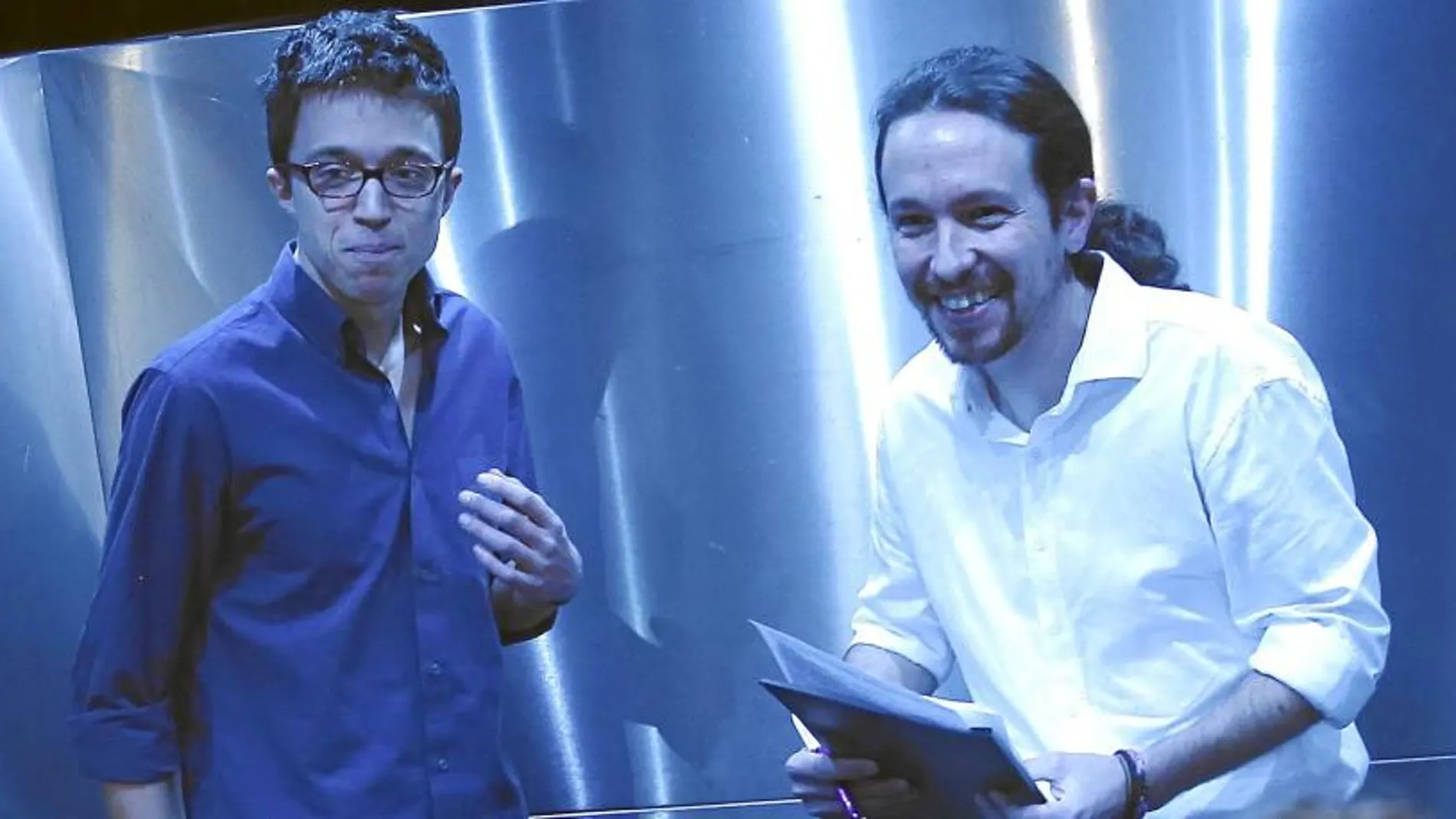 Íñigo Errejón y Pablo Iglesias, estrategas principales de Podemos, en un ascensor del Congreso tras hacer pública su «oferta» a Pedro Sánchez