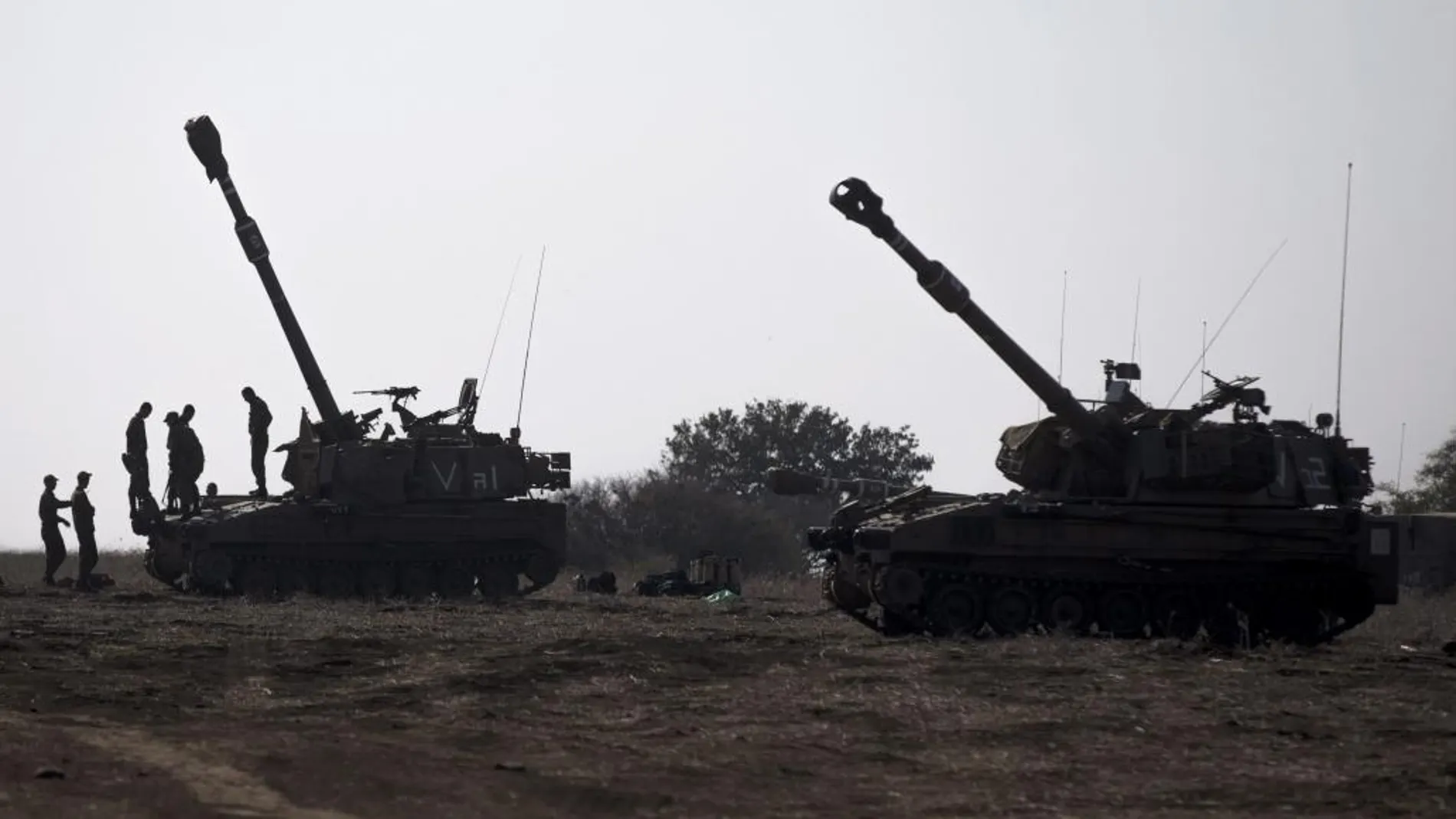 Los soldados israelíes de la unidad de artillería participan en un entrenamiento militar en la meseta del Golán, cerca de la frontera entre Israel y Siria