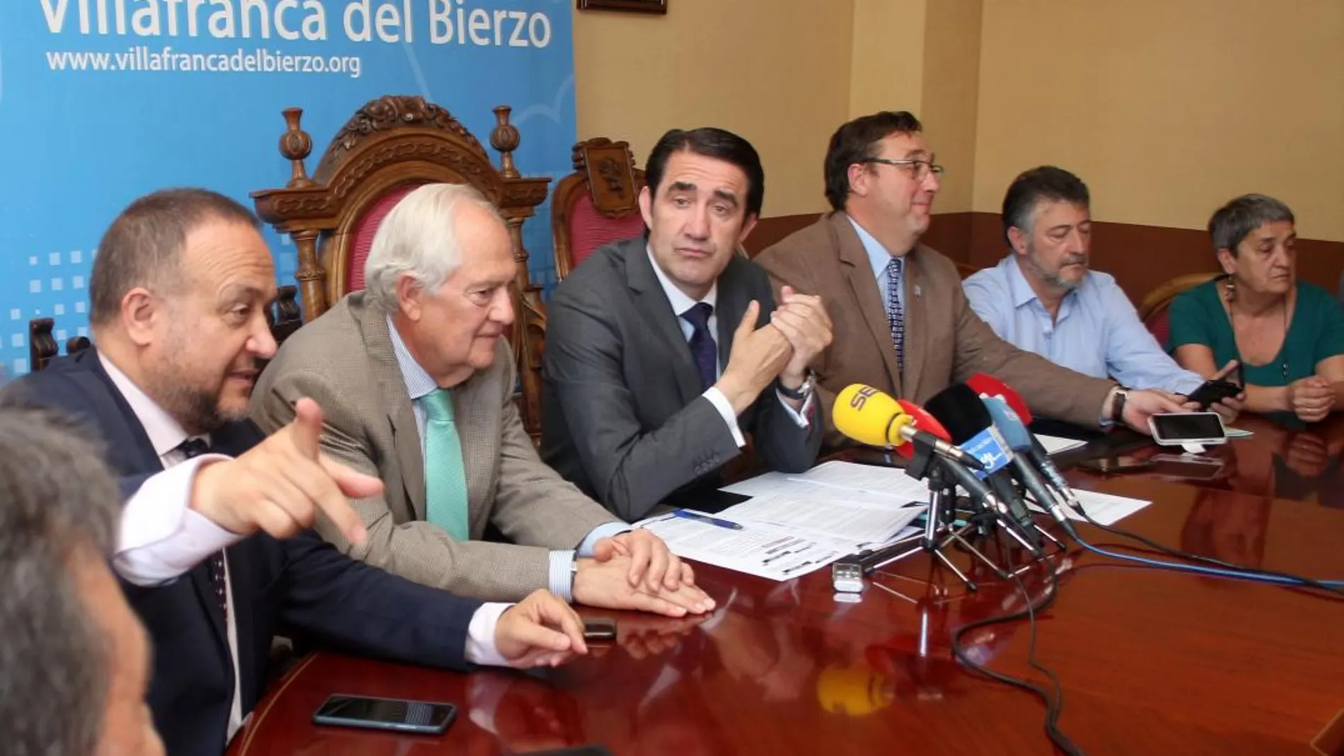 VilEl consejero de fomento, Juan Carlos Suárez-Quiñones, presenta el Plan 42 en la comunidad con cinco ayuntamientos de El Bierzo oeste, para la prevención de incendios con el lema “Bierzo libre de incendios”