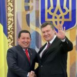 El presidente ucraniano, Viktor Yanukovych (dcha), saluda a su homólogo venezolano Hugo Chávez, tras la rueda de prensa ofrecida en Kiev, Ucrania