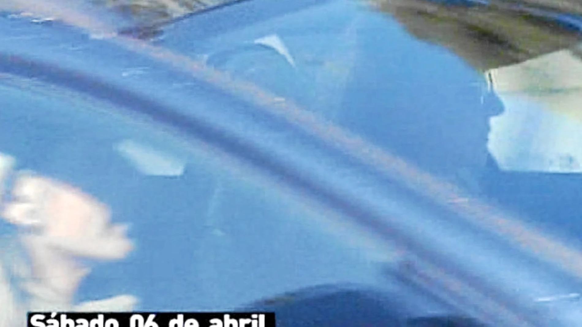 La Infanta Cristina, ayer, abandona conduciendo y con una sonrisa su casa de Pedralbes en compañía de una amiga