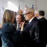 Susana Díaz habla con Rafael Escuredo, ambos ex presidentes de la Junta de Andalucía
