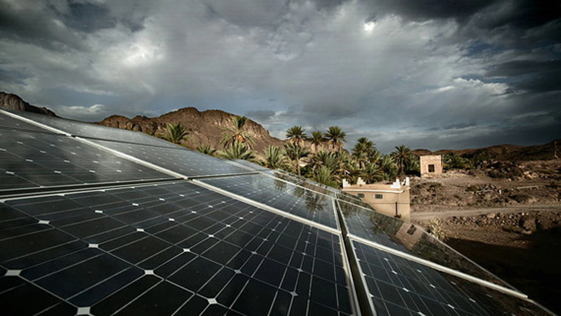 La primera instalación Fotovoltaica de Alta Concentración en Marruecos, de 30 kilovatios (kW) de potencia nominal conectada a red, fue construida en 2010 por la empresa malagueña Isofotón en la Universidad de Al Akhawayn, en la ciudad de Ifrane