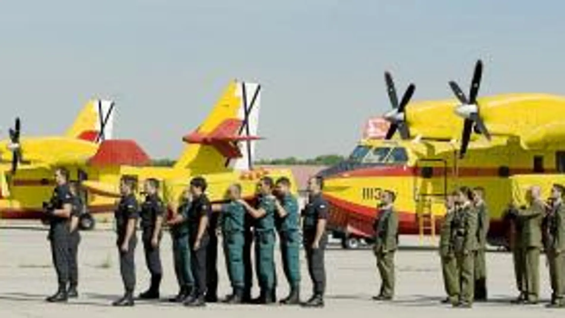 Tres piquetes de compañeros de los fallecidos aguardaban la llegada de los restos mortales para portar los féretros