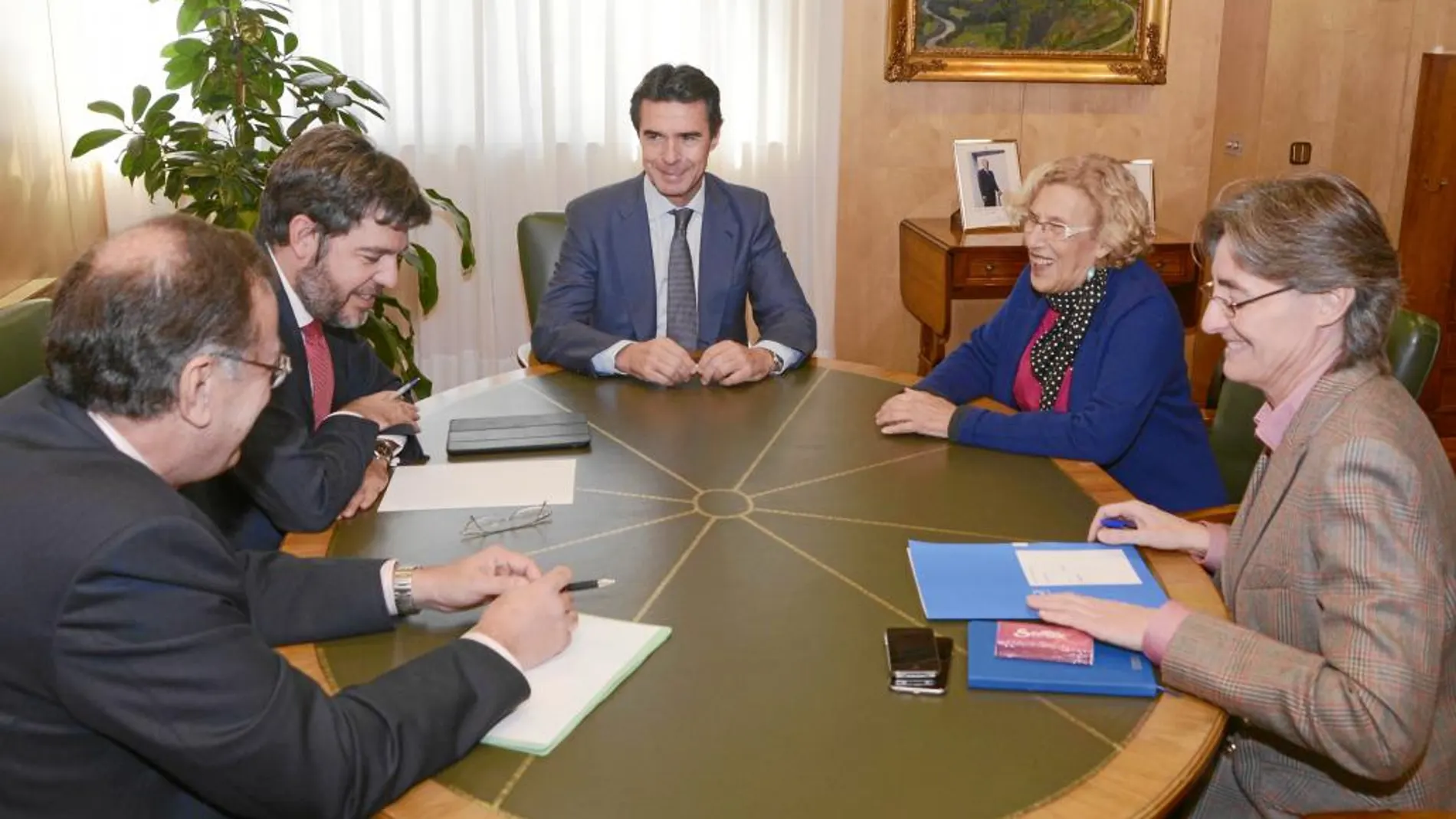 Carmena y la edil Marta Higueras, ayer, en su reunión con el ministro de Industria, José Manuel Soria
