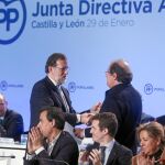 Herrera saluda a Rajoy en presencia de Martínez Maíllo, Pablo Casado y Rosa Valdeón