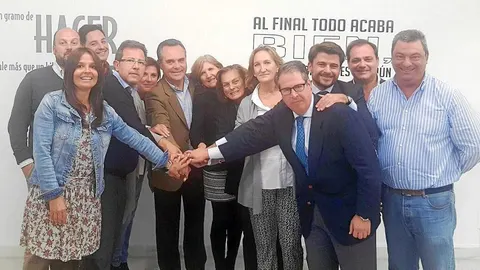 Los concejales del PP en el Consistorio de Sevilla, con el presidente provincial, Juan Bueno