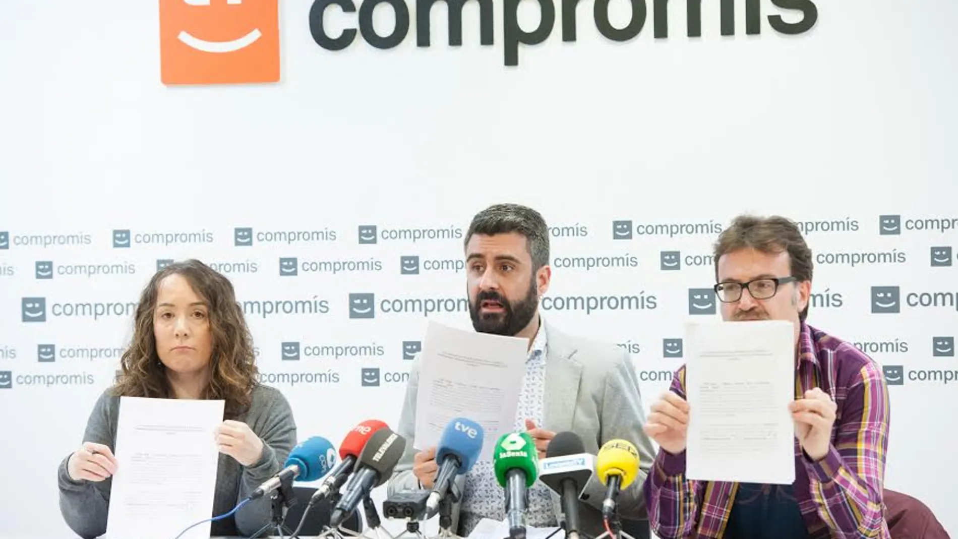 Pere Fuset, Gloria Tello y Giuseppe Grezzi el día que presentaron mediáticamente su denuncia contra el PP basada en «lo aparecido en los medios de comunicación»