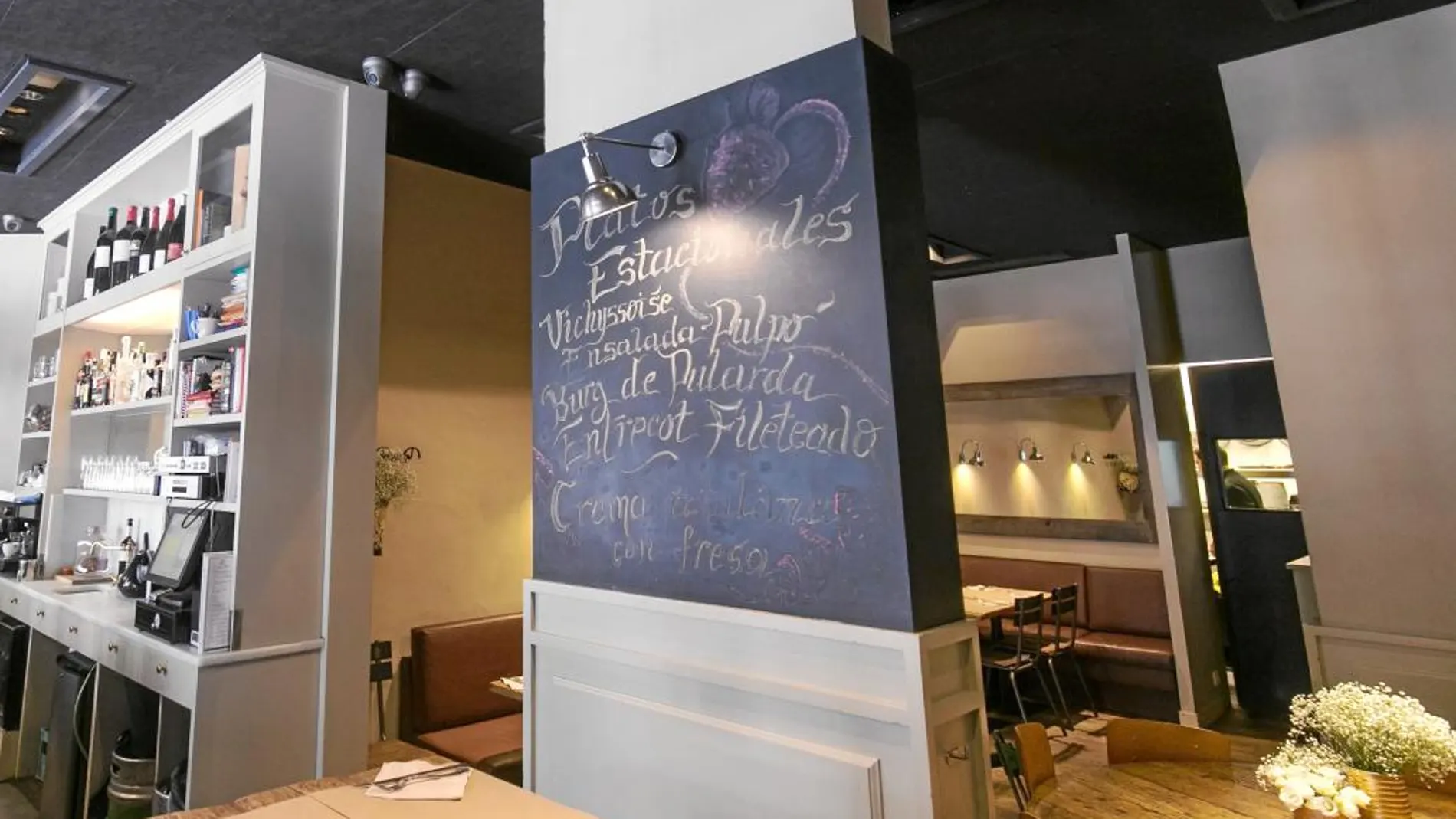 Cuenta con una barra para comidas rápidas y algunas mesas
