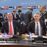 El primer ministro de Montenegro (izda.), Milo Dukanovic, junto al secretario general de la OTAN, Jens Stoltenberg, durante la firma del documento, ayer, en Bruselas