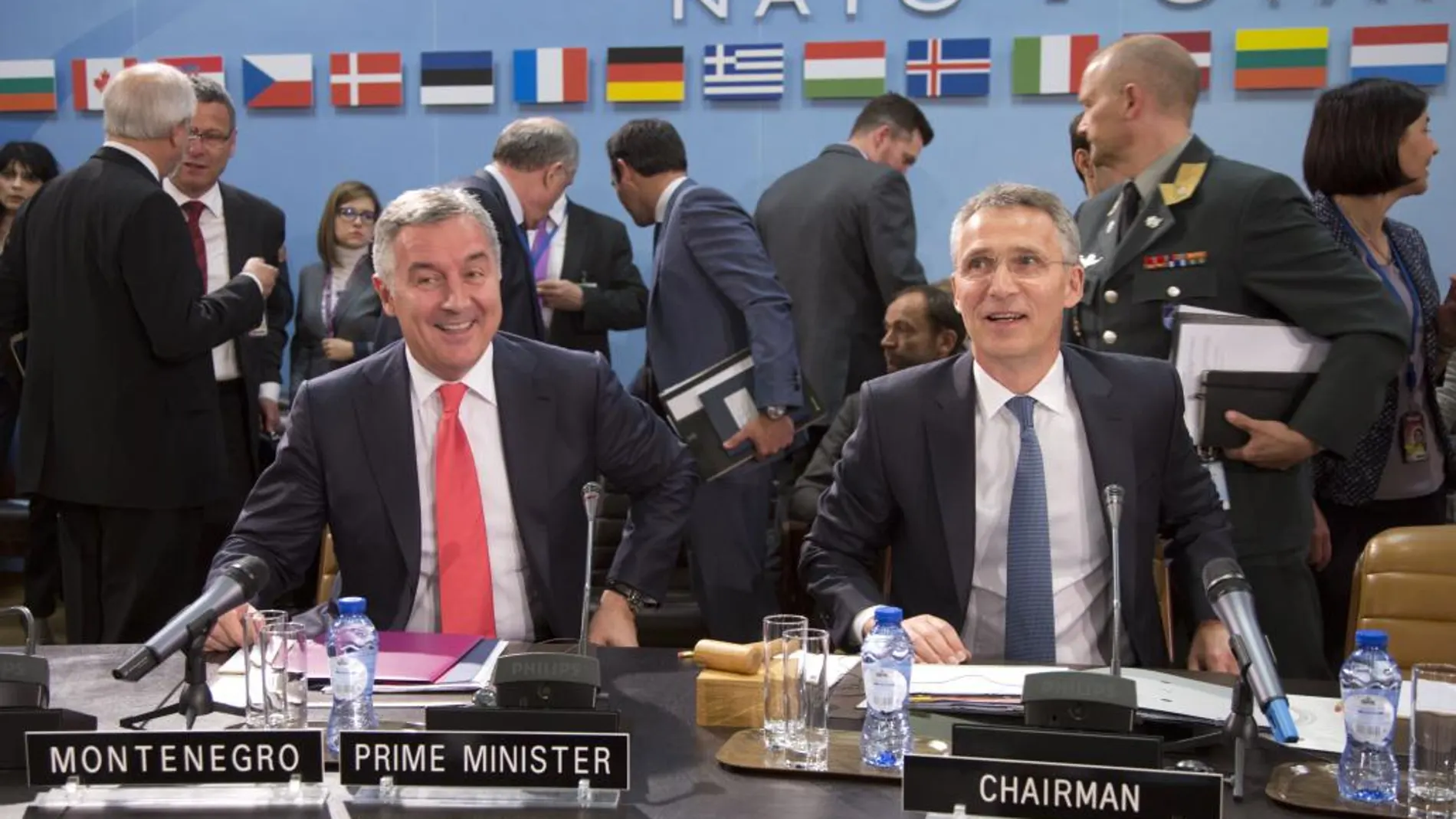 El primer ministro de Montenegro (izda.), Milo Dukanovic, junto al secretario general de la OTAN, Jens Stoltenberg, durante la firma del documento, ayer, en Bruselas