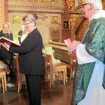 La dominica Madeleine Fredell lee durante una celebración religiosa