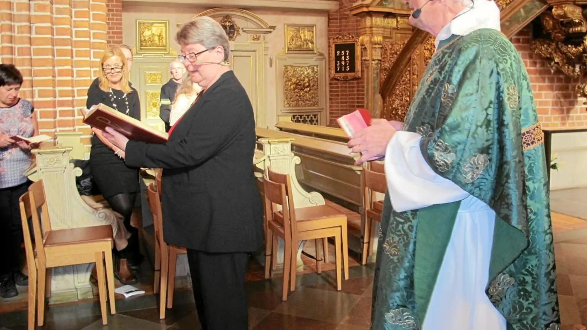 La dominica Madeleine Fredell lee durante una celebración religiosa
