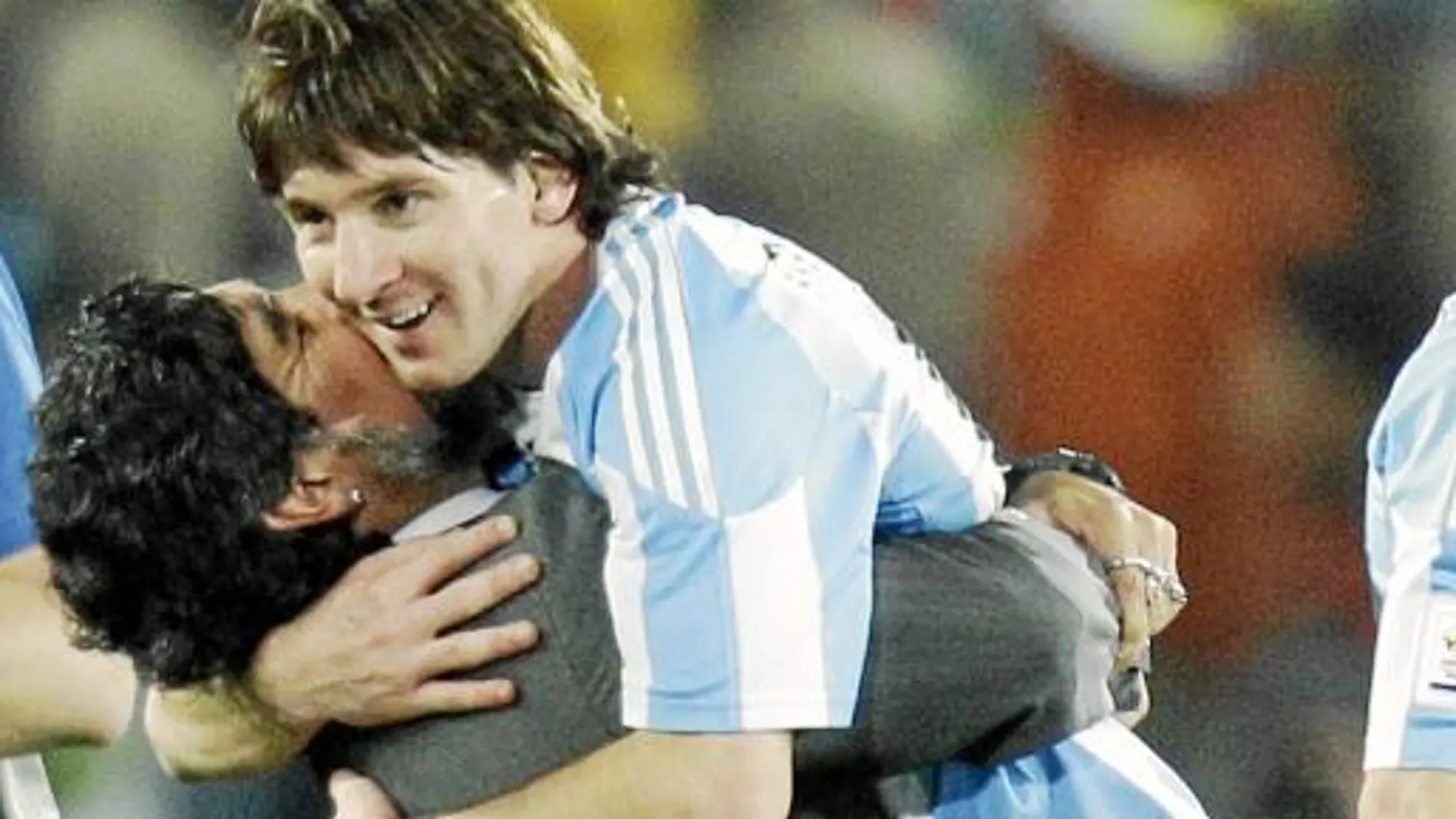 Messi se funde en un abrazo con Maradona, tras marcar un gol.