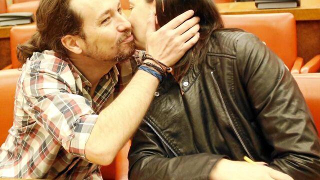 Pablo Iglesias saluda a Carolina Bescansa en la Comisión de Exteriores del Congreso de los Diputados