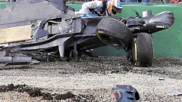 Fernando Alonso salió por su propio pie del McLaren, pese al aparatoso accidente