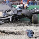 Fernando Alonso salió por su propio pie del McLaren, pese al aparatoso accidente
