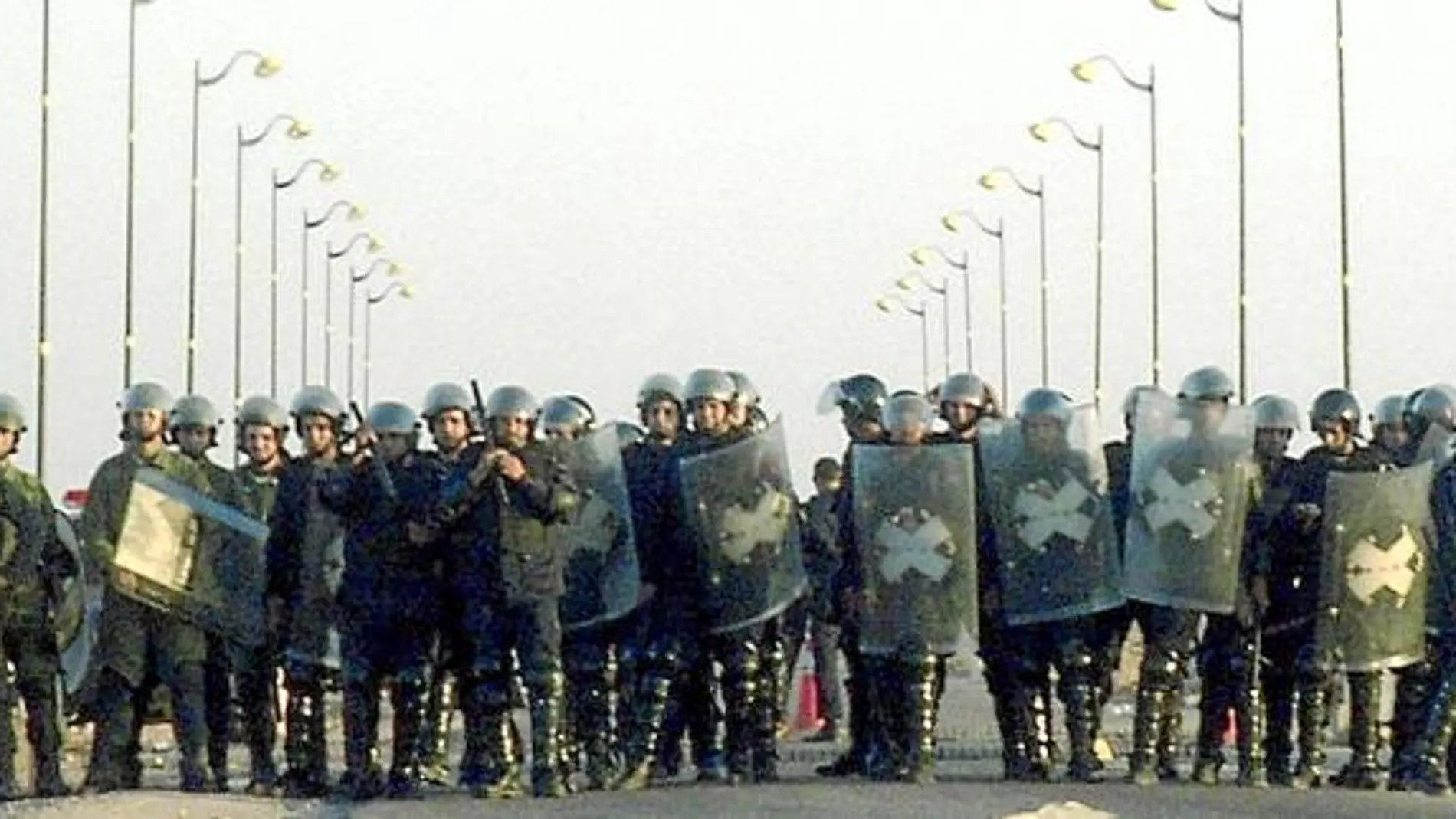 Agentes antidisturbios marroquíes durante el desalojo del campamento saharaui el pasado 8 de noviembre