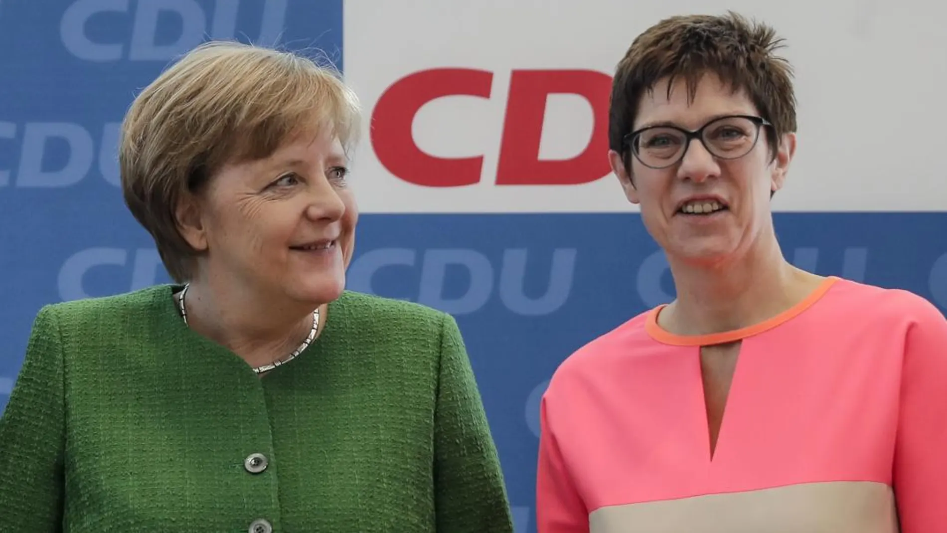 La canciller alemana, Angela Merkel, y la primera ministra del estado federado de Sarre, Annegret Kramp-Karrenbauer, dan una rueda de prensa conjunta tras una reunión de la ejecutiva del partido en Berlín (Alemania)