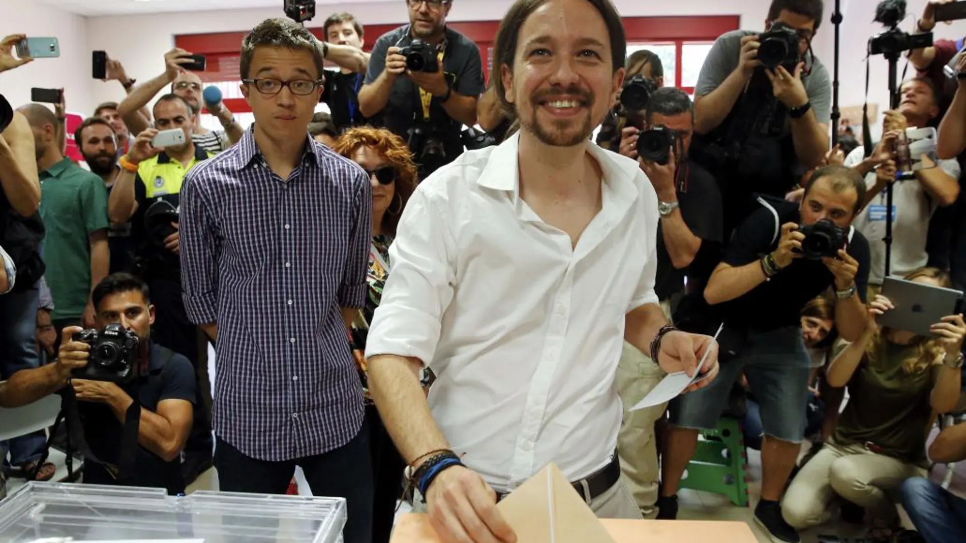 Pablo Iglesias ejerce su derecho a voto