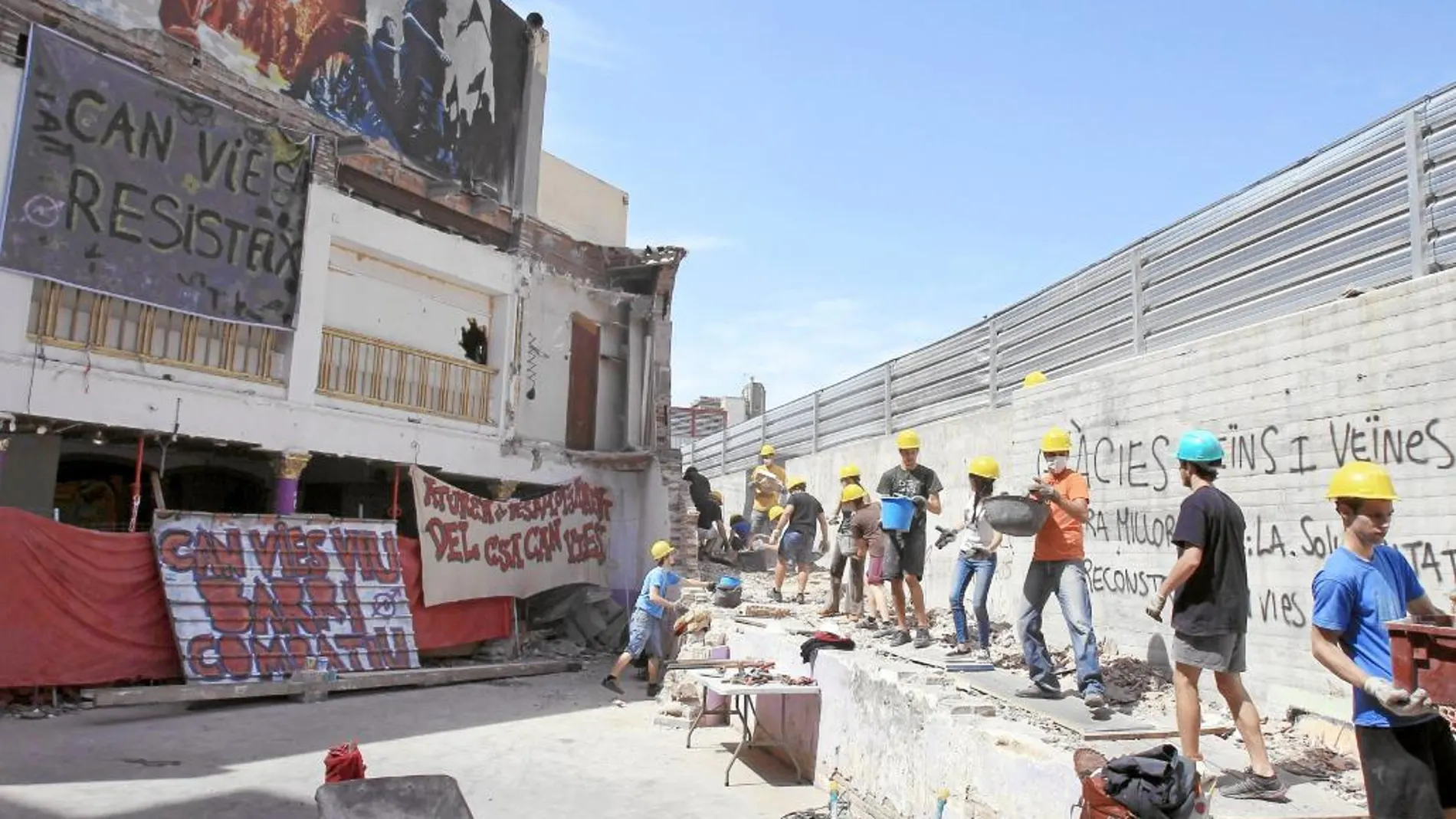 Can Vies fue precintado por el Ayuntamiento en febrero pero sigue funcionando y «okupado»