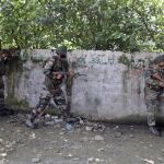 Soldados indios toman posiciones durante un tiroteo con supuestos terroristas
