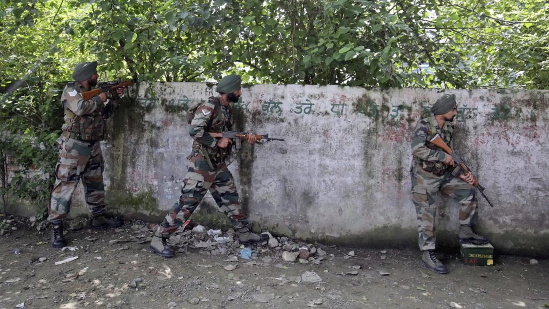 Soldados indios toman posiciones durante un tiroteo con supuestos terroristas
