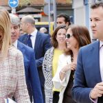 La presidenta de la Comunidad de Madrid, Cristina Cifuentes, junto al alcalde de Las Rozas, José de la Uz, ayer en la localidad, donde se celebró el Consejo de Gobierno