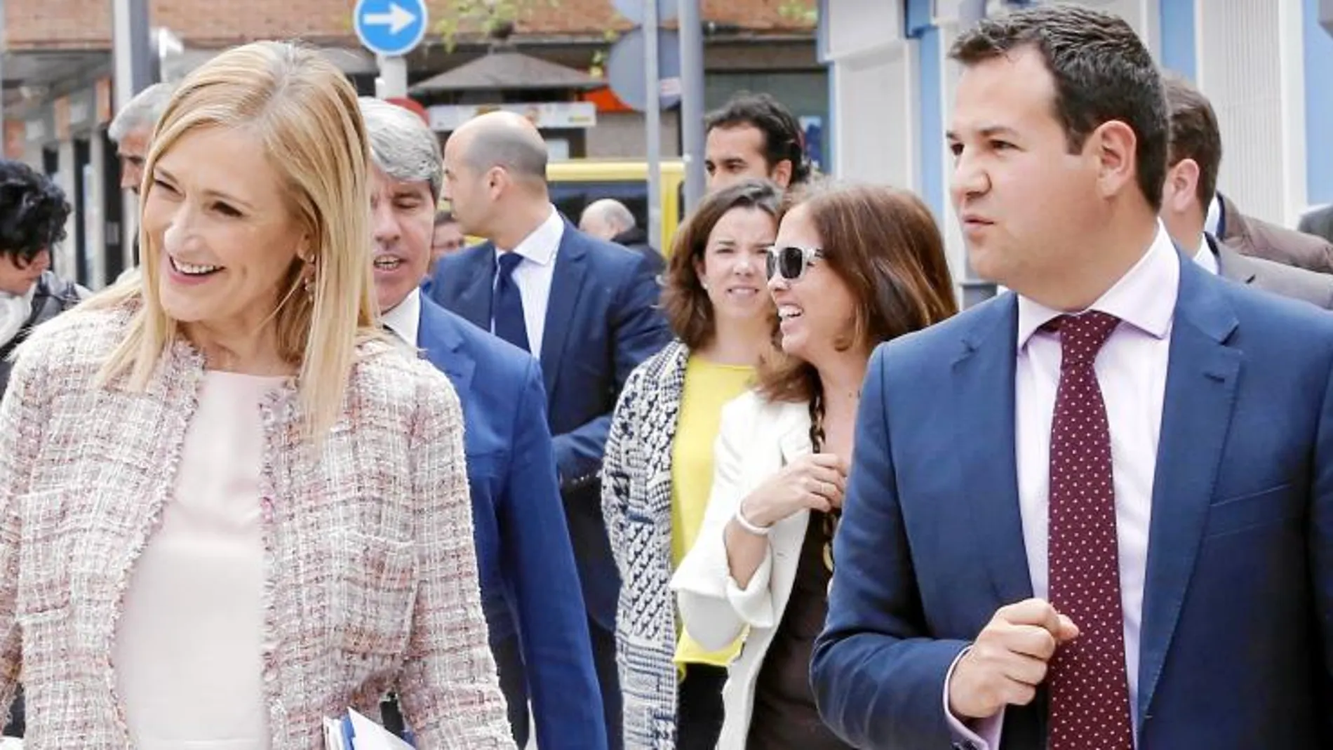 La presidenta de la Comunidad de Madrid, Cristina Cifuentes, junto al alcalde de Las Rozas, José de la Uz, ayer en la localidad, donde se celebró el Consejo de Gobierno