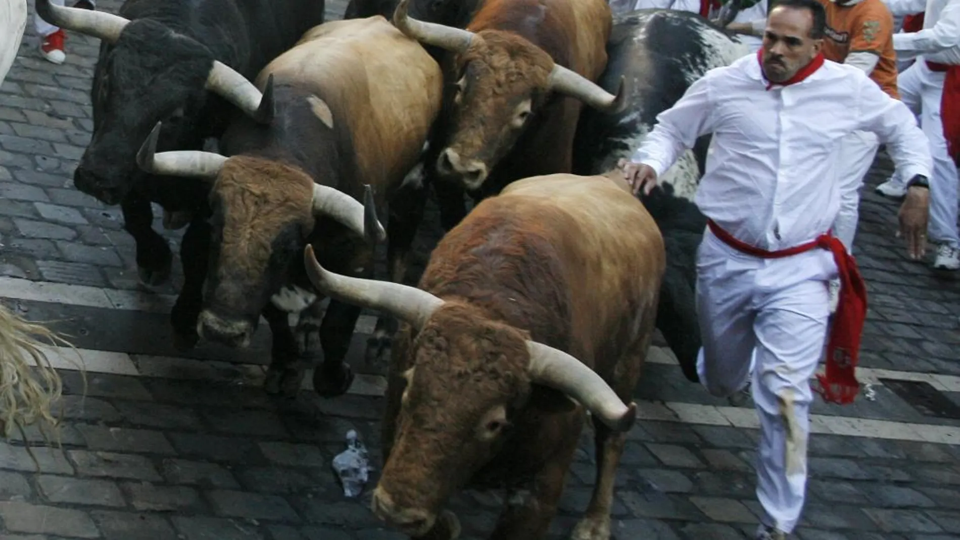 San Fermín abre el telón de fiesta, toros y riesgo