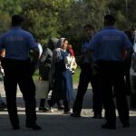 Un grupo de refugiados escoltados por la policía croata.