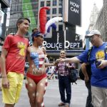 Una mujer semidesnuda es vista hoy, miércoles 18 de agosto de 2015, mientras posa para una fotografía en Times Square en Nueva York (Estados Unidos). Las mujeres se llaman a sí mismas "Desnudas"y posan por fotografías a cambio de propinas.