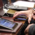 Un diputado usa su tableta y su móvil en el Congreso, en una imagen de archivo.