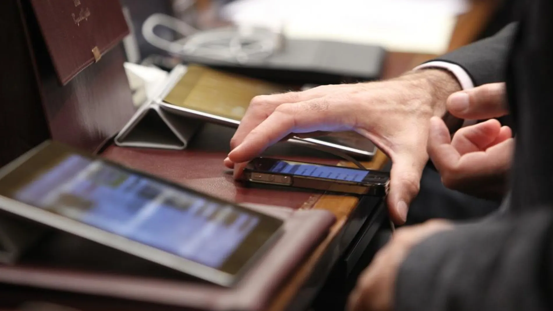 Un diputado usa su tableta y su móvil en el Congreso, en una imagen de archivo.
