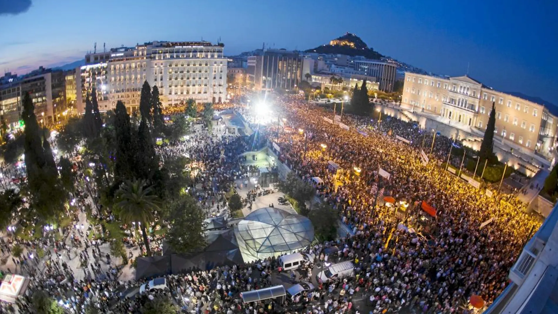 Unos 13.000 simpatizantes de Syriza se congregaron anoche en la céntrica plaza de Syntagma en una manifestación para respaldar el «no»