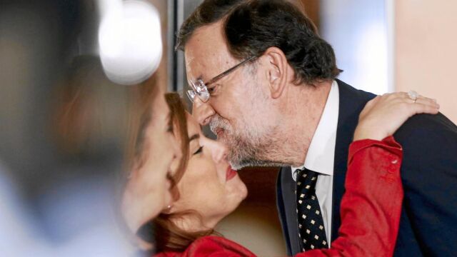 El presidente saluda a la vicepresidenta Soraya Sáenz de Santamaría en el aniversario del diario «Expansión»