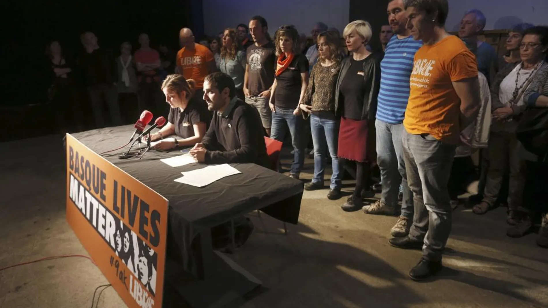 Un grupo de procesados por su presunta pertenencia a la organización Ekin, que serán juzgados el martes en la Audiencia Nacional, ofrecen una rueda de prensa en San Sebastián