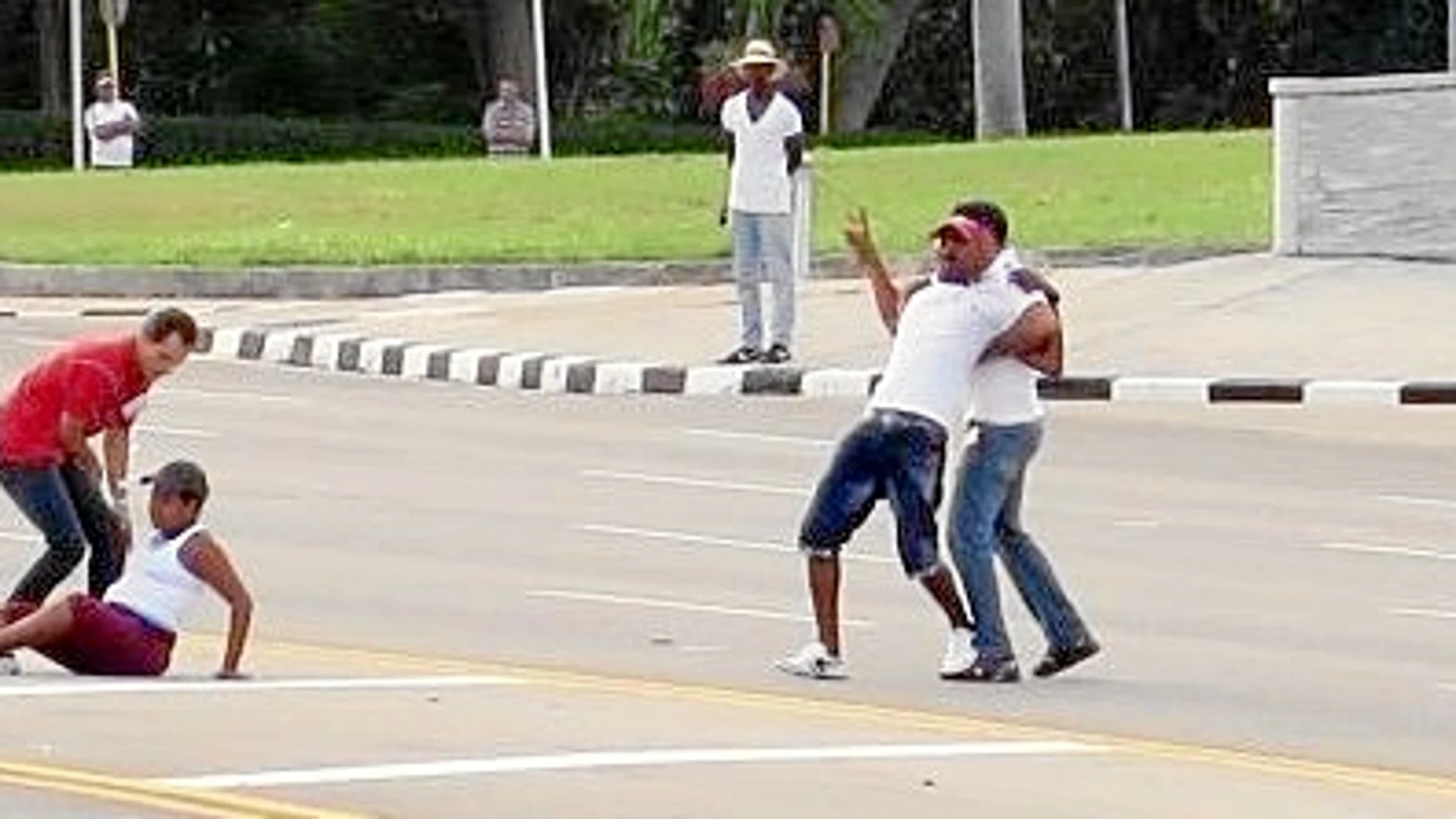 Momento en el que agentes cubanos de paisano detienen a varios disidentes cerca de la Plaza de la Revolución