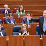 Herrera interviene en su escaño del Pleno, en presencia de Rosa Valdeón, De Santiago-Juárez y la bancada popular