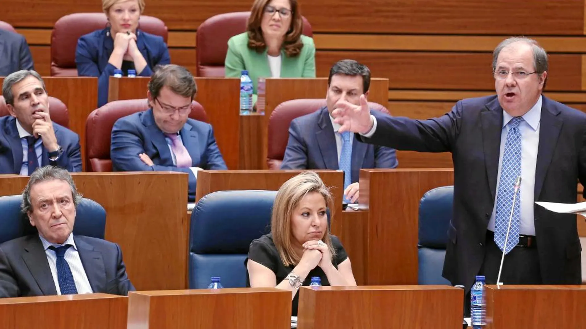 Herrera interviene en su escaño del Pleno, en presencia de Rosa Valdeón, De Santiago-Juárez y la bancada popular